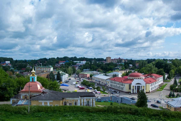 Utsikt över liten landsortsstad i grönska — Stockfoto