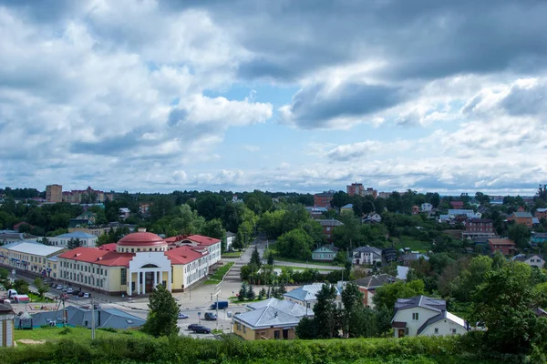 Vista da pequena cidade provincial em vegetação — Fotografia de Stock
