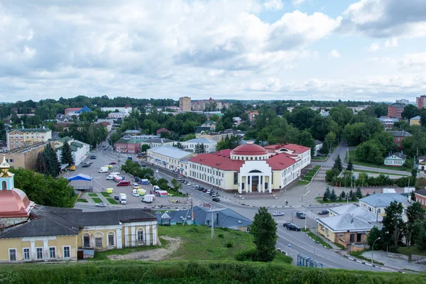 Вид на маленьке провінційне місто в зелені — стокове фото