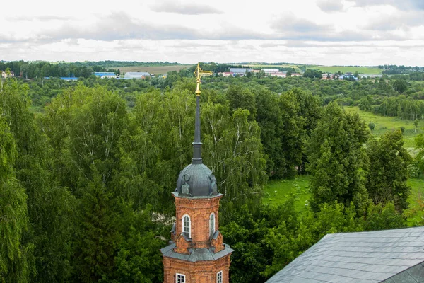 Obszarów wiejskich widok na las, pola i wieś — Zdjęcie stockowe