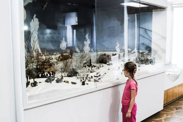 Κοριτσάκι κοιτάζει το diorama μάχη του δευτέρου παγκοσμίου πολέμου — Φωτογραφία Αρχείου