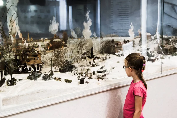Fetița se uită la diorama de luptă a celui de-al Doilea Război Mondial — Fotografie, imagine de stoc