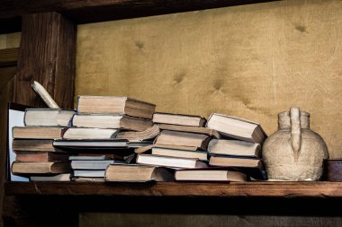 Duvardaki eski şeyler.