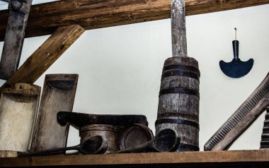 Duvardaki eski şeyler.