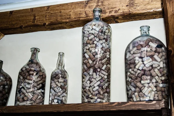 Cosas viejas en el estante en la pared — Foto de Stock