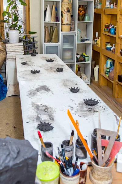 Artesanía de arcilla cruda para niños en la mesa — Foto de Stock