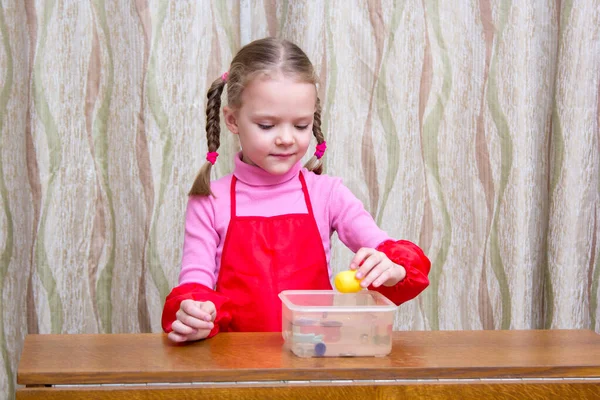 Menina bonita fazendo experiências de água física em casa Fotografia De Stock