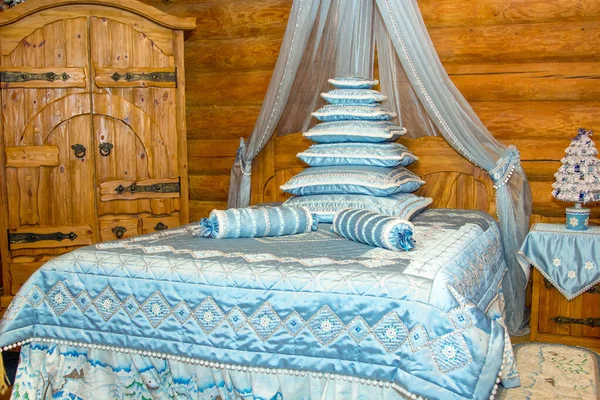 Riesiges Bett im Holzzimmer mit groben Möbeln — Stockfoto
