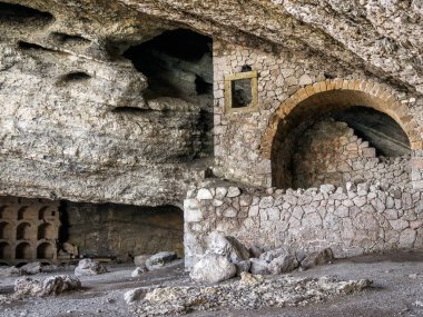 Mağara Chaliapin (Golitsyn) şarap rafları, Crimea ile