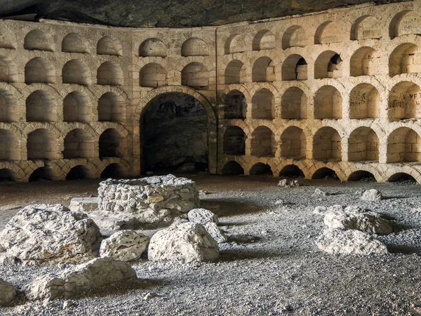 Mağara Chaliapin (Golitsyn) şarap rafları, Crimea ile