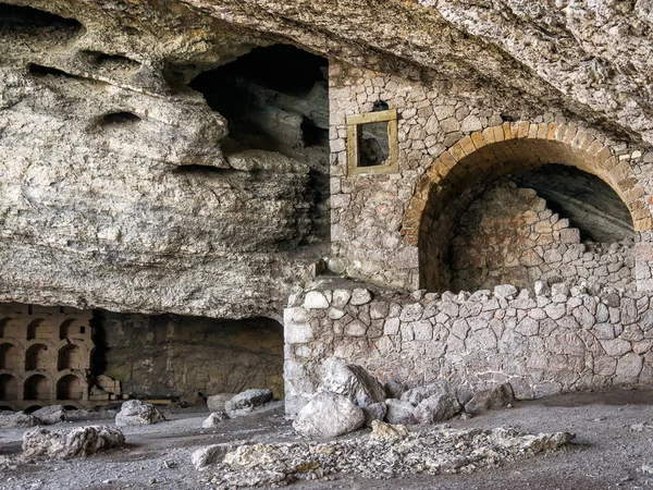 Mağara Chaliapin (Golitsyn) şarap rafları, Crimea ile Stok Fotoğraf