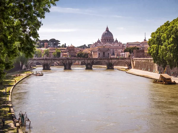 Saint Peter Bazilikası ve Roma'nın Sant'Angelo Köprüsü manzarasına,