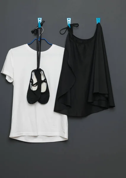 Uniform für klassischen Tanz und Ballett auf grauem Hintergrund. — Stockfoto