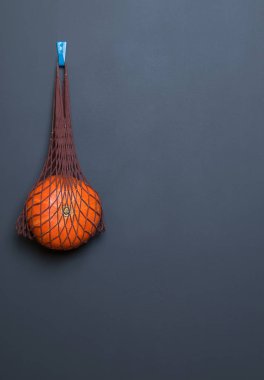 Gri arka planda ürünleri olan bir alışveriş çantası.