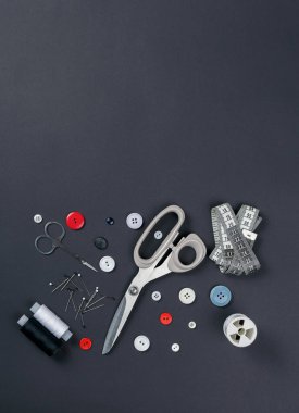 Yukarıdan siyah arkaplanda ögeler dikiliyor