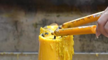 Mumları yak. Ses yok.