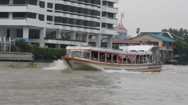 Passenger vessels in the Chao Phraya River — Stock Video