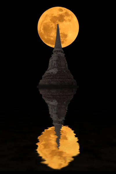 Sombras de pagoda y super luna — Foto de Stock