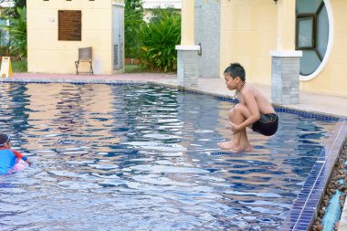 Çocuklar havuzda oynuyor.