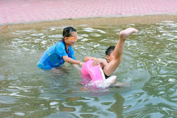 Дети играют в бассейне — стоковое фото