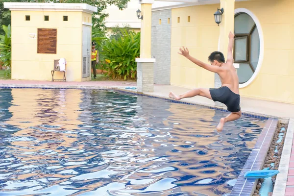 Anak-anak bermain di kolam renang — Stok Foto