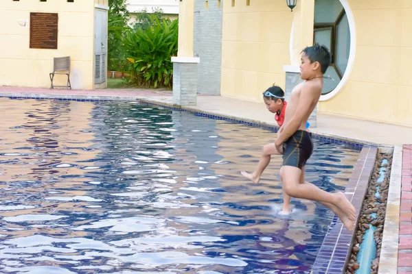 Дети играют в бассейне — стоковое фото