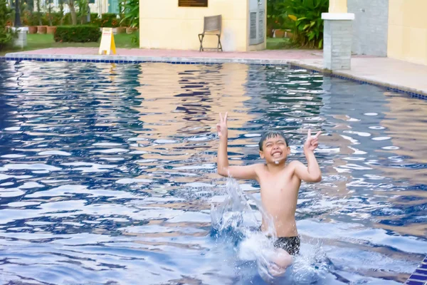 Barn som leker i poolen — Stockfoto