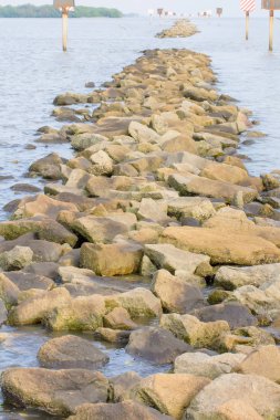 Deniz kenarındaki sete taşlar örtüşme olduğunu