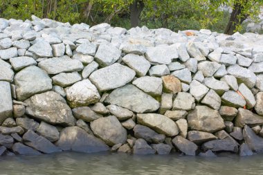 Deniz kenarındaki sete taşlar örtüşme olduğunu