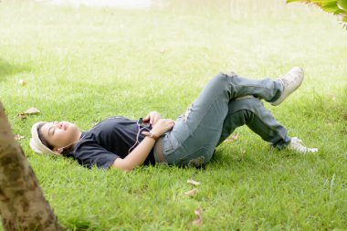 Genç kadın ciğeri üzerinde akıllı telefonunuzdan müzik