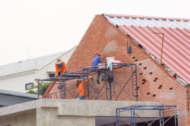 Çelik İskele üzerinde inşaat işçisi olduğunu