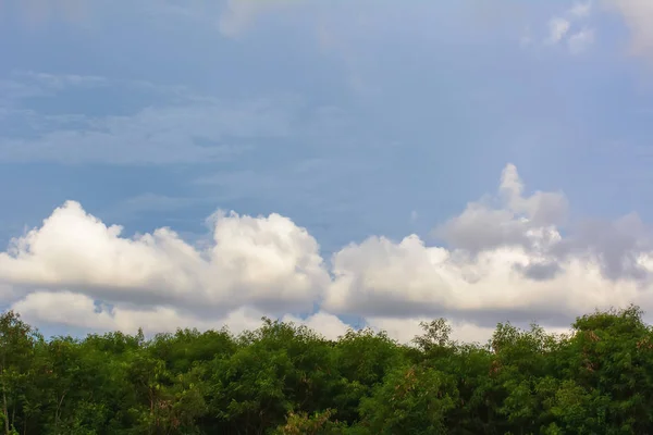 蓝多云的天空 — 图库照片
