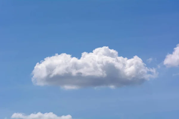 Céu azul nublado — Fotografia de Stock