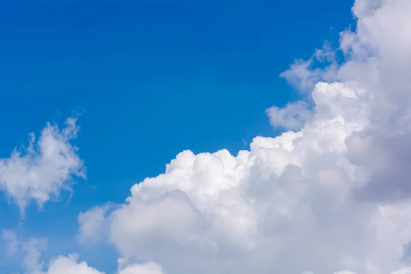 Синій хмарне небо — стокове фото