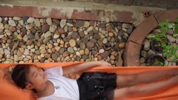 孩子们躺在花园的吊床上 — 图库视频影像
