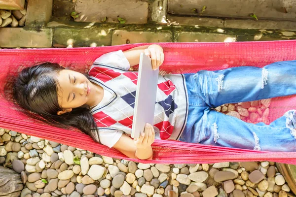 Bambini che giocano tablet — Foto Stock