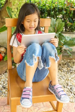 Çocuklar oynarken Tablet