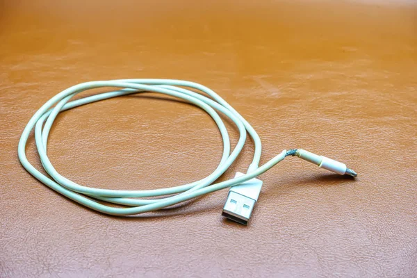 Smart phone charger cable is damaged — Stock Photo, Image