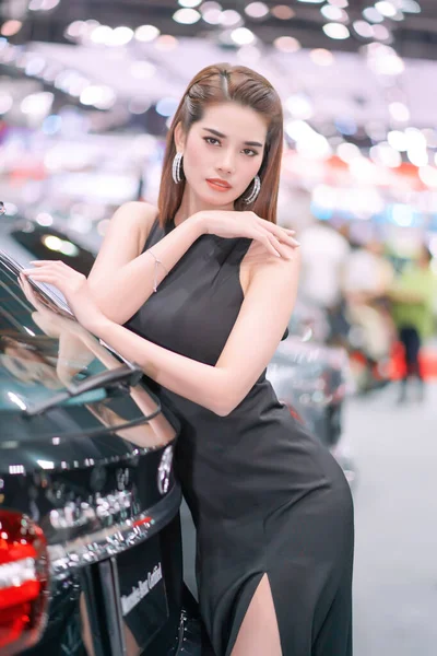 Nonthaburi Thailand Dec 2019 Niet Geïdentificeerd Model Poseert Met Een — Stockfoto