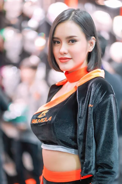 Nonthaburi Thailand Nov 2019 Niet Geïdentificeerd Model Poseert Met Een — Stockfoto