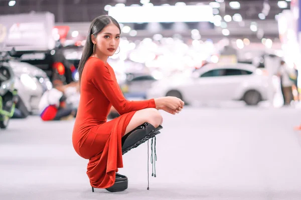 Nonthaburi Thailand Nov 2019 Niet Geïdentificeerd Model Poseert Met Een — Stockfoto