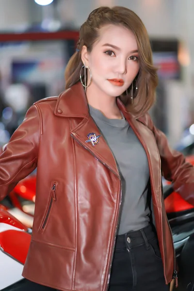 Nonthaburi Thailand Dec 2019 Niet Geïdentificeerd Model Poseert Met Een — Stockfoto