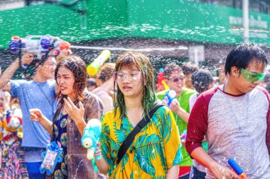 Siam Meydanı, Bangkok, Tayland - APR 13, 2019: Tayland Yeni Yıl kutlamalarına veya Songkran 'a katılan insanların kısa eylemi.