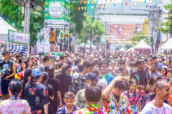 Siam Meydanı, Bangkok, Tayland - APR 13, 2019: Tayland Yeni Yıl kutlamalarına veya Songkran 'a katılan insanların kısa eylemi.