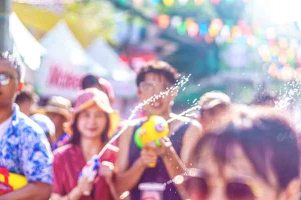 축제는 태국에서 전통적 새해의 일부터 노래하는 도중에 사람들 — 스톡 사진