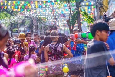 Siam Meydanı, Bangkok, Tayland - APR 13, 2019: Tayland Yeni Yıl kutlamalarına veya Songkran 'a katılan insanların kısa eylemi.