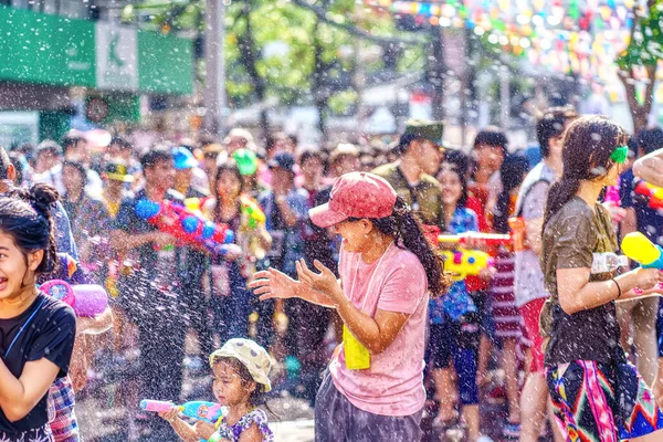 Siam Meydanı, Bangkok, Tayland - APR 13, 2019: Tayland Yeni Yıl kutlamalarına veya Songkran 'a katılan insanların kısa eylemi.