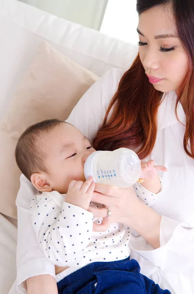 アジアの赤ちゃんがミルクを飲む — ストック写真