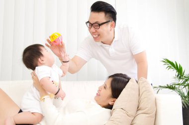 Oturma odasında Asya aile