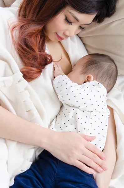 アジアの女性の彼女の赤ちゃんに母乳を与えて — ストック写真